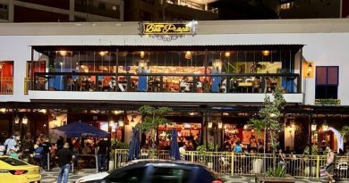 Boa Praça Ipanema's illuminated facade and outdoor seating