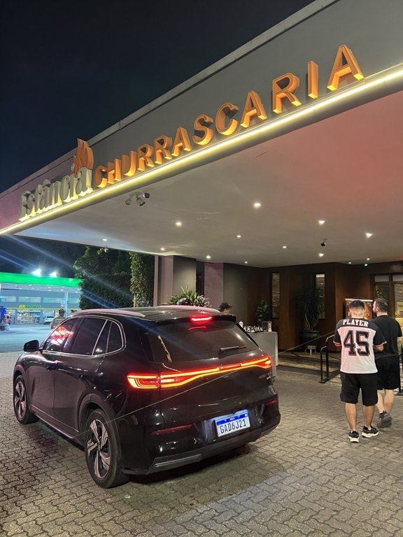 Exterior of Churrascaria Estância’s Catumbi branch in São Paulo at night