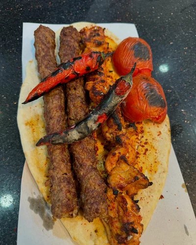 Kebabs on pide with grilled tomatoes and peppers at Kebapçı Ömer