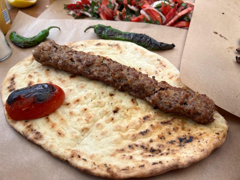 Minced-meat kebab on pide with grilled vegetables at Kasap Selçuk Usta
