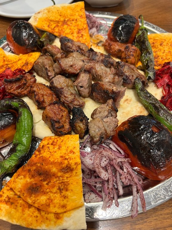 Mixed grilled meat with tomatoes, peppers and sumac onions at Emek Kebapçısı