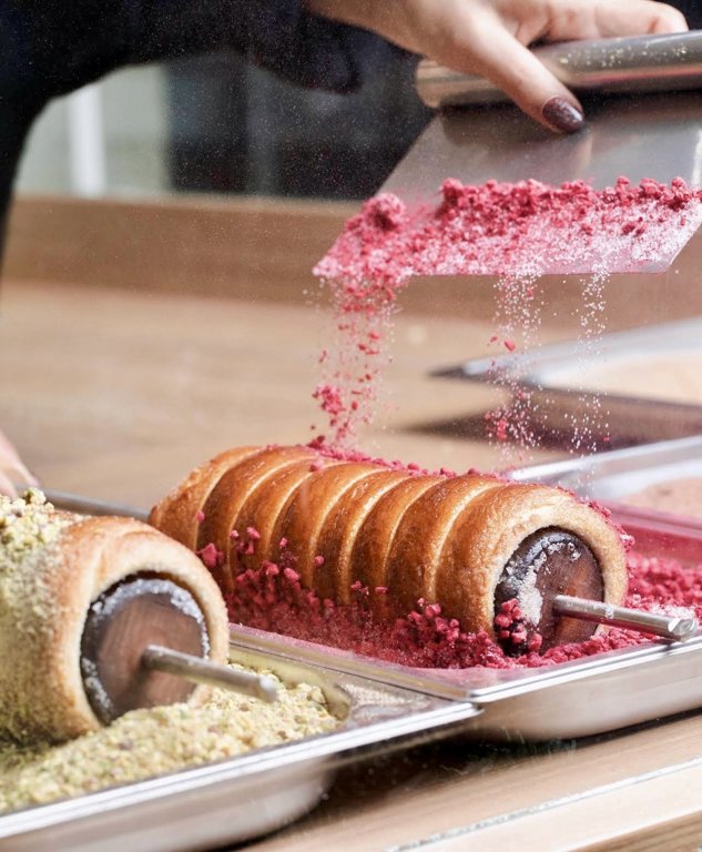 A coating being added to chimney cake at Kürtissimo