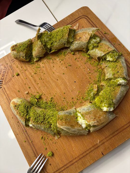 Sliced ring-shaped pistachio katmer at Katmerci Cengiz