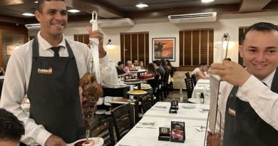Waiters serving meat on skewers at Churrascaria Estância’s Catumbi branch in São Paulo